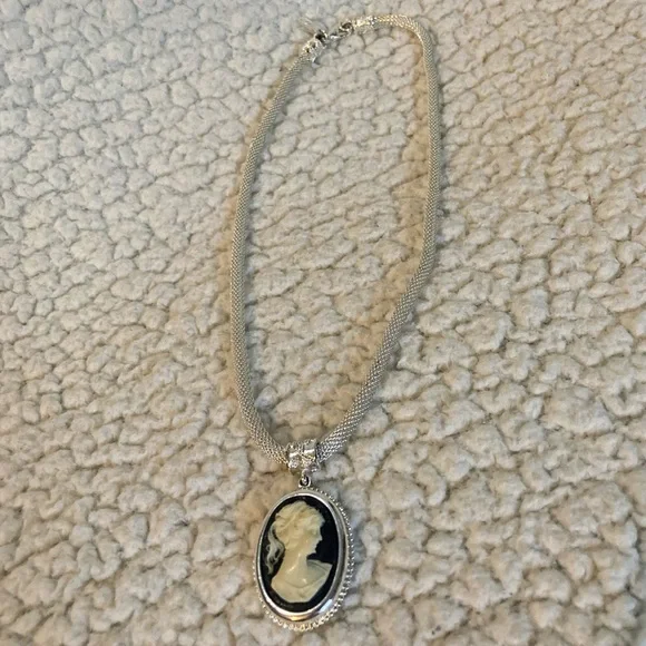 NWOT 1928 CLASSIC COLLECTION SIGNATURE BLACK FROST CAMEO PENDANT